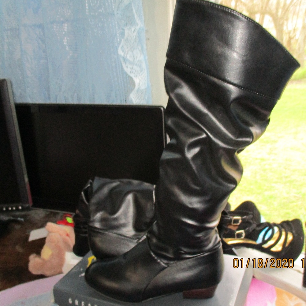 LADIES  BLACK BOOTS.. SIZE 5.5..NEW..UNBRANDIED